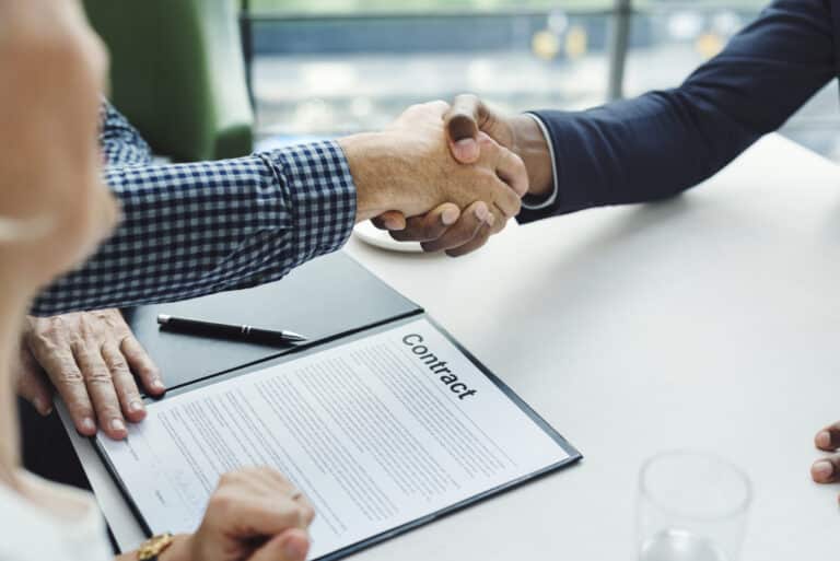 Contrato mercantil vs contrato laboral: cómo diferenciarlos y evitar sanciones
